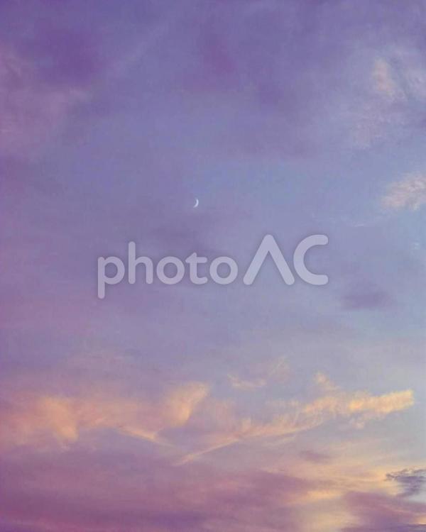 夕焼けと月 朝焼け,月,幻想的の写真素材