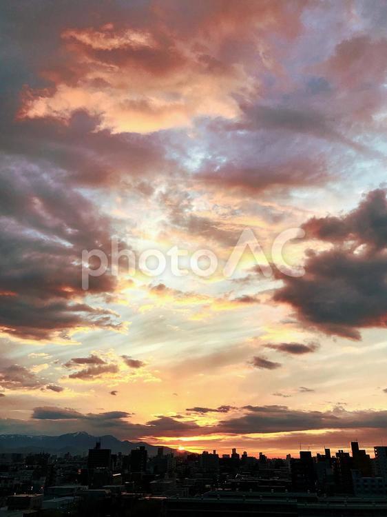 日没前の夕日と雲の競演 夕日,空,夕焼けの写真素材