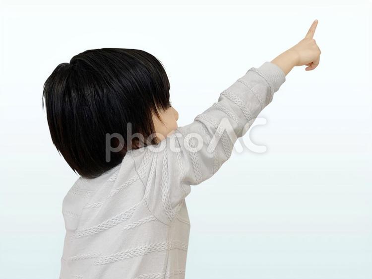 【切り抜き済・PSDあり】指差しをする男の子 指差し,子供,子どもの写真素材