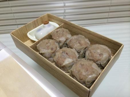 テイクアウトした焼売と陶器の醤油入れ 焼売,箱,シュウマイの写真素材