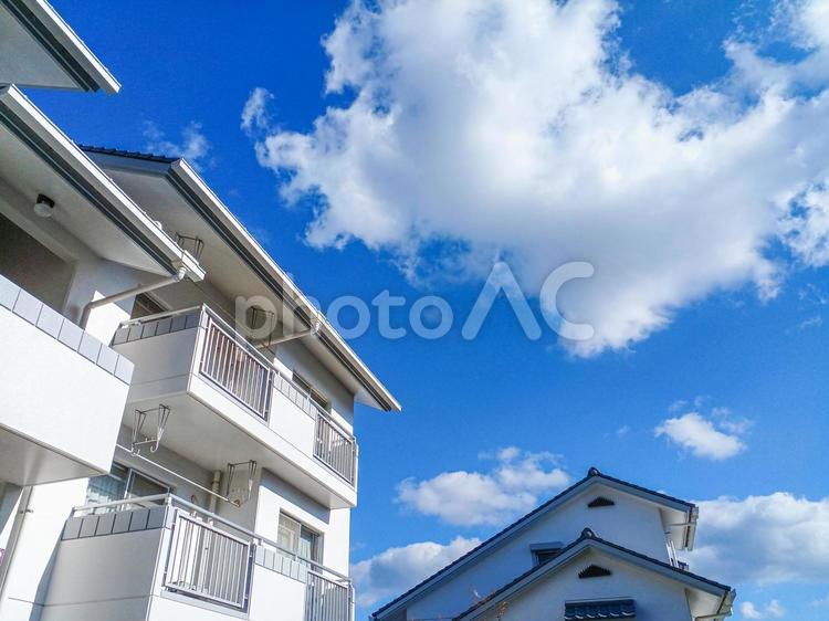 青空の下の集合住宅 集合住宅,青空,雲の写真素材