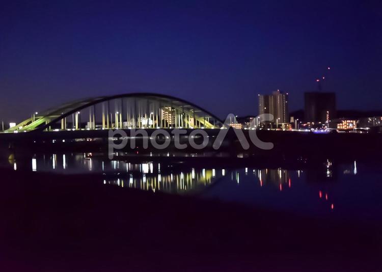 夜明け前の多摩水道橋と登戸 夜景,多摩川,多摩水道橋の写真素材