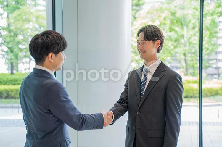 握手をするビジネスマン 握手,ビジネス,男性の写真素材