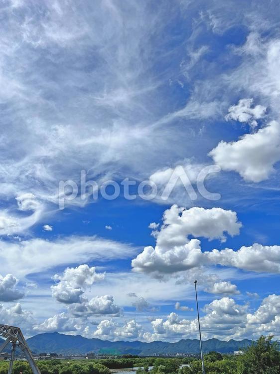京都久世橋より桂川を北に見る 川,橋,雲の写真素材