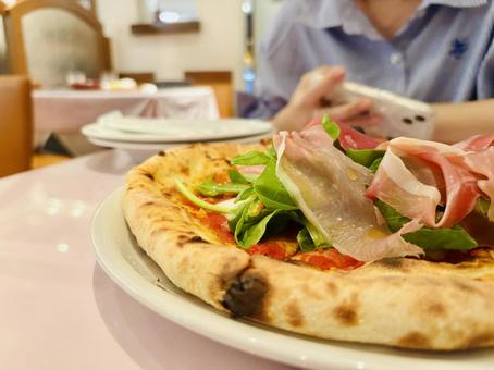 ルッコラと生ハムのピザと女性 ルッコラと生ハムのピザと女性 ピザ,ルッコラ,イタリア料理の写真素材