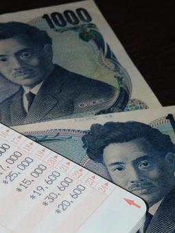 通帳の残高と千円札 通帳の残高と千円札 現金,通帳,紙幣の写真素材