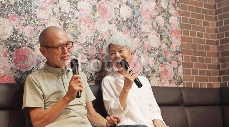 介護施設でカラオケを楽しむアジア人高齢者 介護施設でカラオケを楽しむアジア人高齢者 介護施設,カラオケ,歌うの写真素材