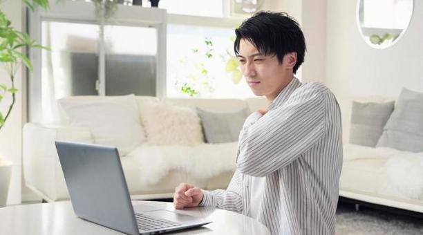 パソコン作業で肩が痛くなるアジア人男性 パソコン作業で肩が痛くなるアジア人男性 タイピング,肩,痛いの写真素材