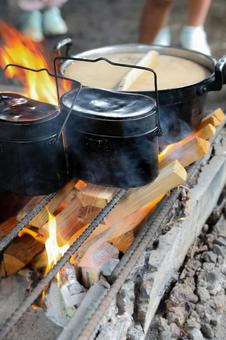キャンプ キャンプ 飯盒炊爨,飯盒炊飯,林間学校の写真素材