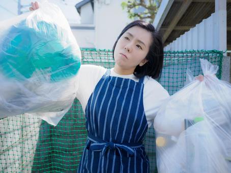 34:ゴミ捨てのマナーに戸惑う女性 34:ゴミ捨てのマナーに戸惑う女性 ゴミ,ゴミ捨て,マナーの写真素材