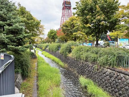 10月初旬さっぽろテレビ塔と創成川 10月初旬さっぽろテレビ塔と創成川 札幌,創成川,北海道の写真素材