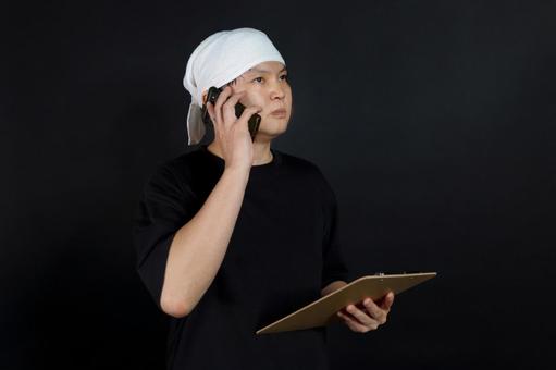 電話で相談する男性スタッフ 電話で相談する男性スタッフの写真