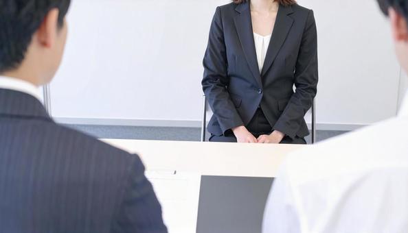 面接に臨む女性と面接官 面接に臨む女性と面接官の写真