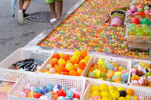 お祭り屋台のスーパーボールすくい 夏祭り お祭り屋台のスーパーボールすくい 夏祭り スーパーボールすくい,祭り,屋台の写真素材