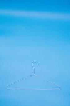 水色背景に白いハンガー 水色背景に白いハンガーの写真