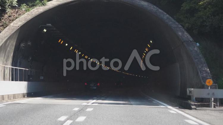 トンネルは出口に注意！安全運転で！ 道路,交通,道の写真素材