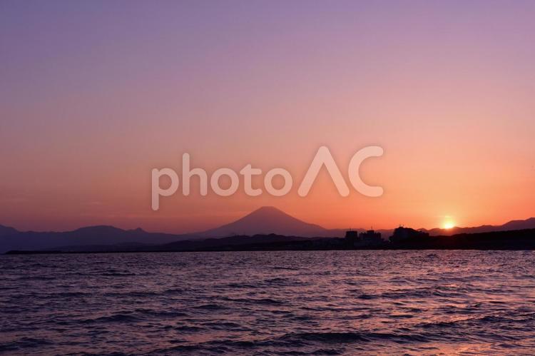 茅ヶ崎海岸から見る富士山と沈みゆく夕陽 風景,海,相模湾の写真素材
