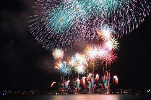 華やかな湖上打ち上げ花火/松江水郷祭 華やかな湖上打ち上げ花火/松江水郷祭 打ち上げ花火,花火,湖上花火の写真素材