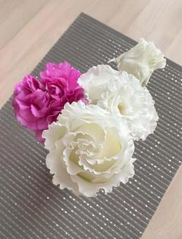 白いバラとピンクのカーネーションの花束 白いバラとピンクのカーネーションの花束 花束,バラ,カーネーションの写真素材