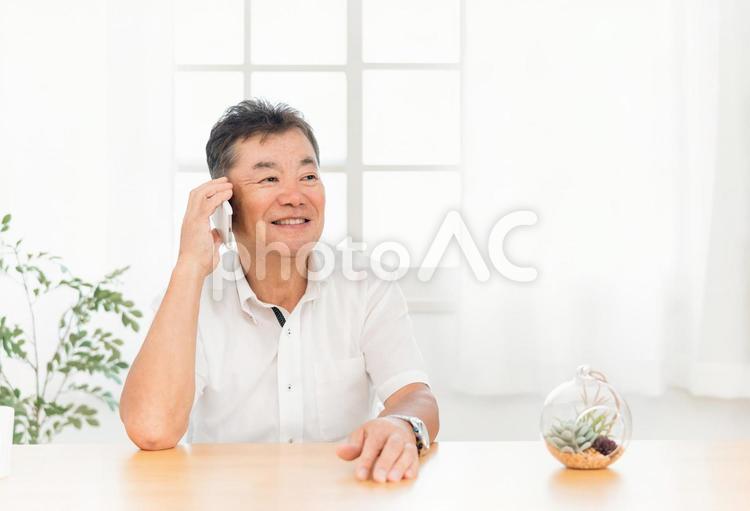 スマホを使う高齢者男性（電話） スマホ,シニア,通話の写真素材