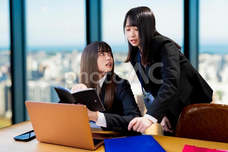 先輩社員に分からない所を質問する女性 女性,ビジネス,ビジネスウーマンの写真素材