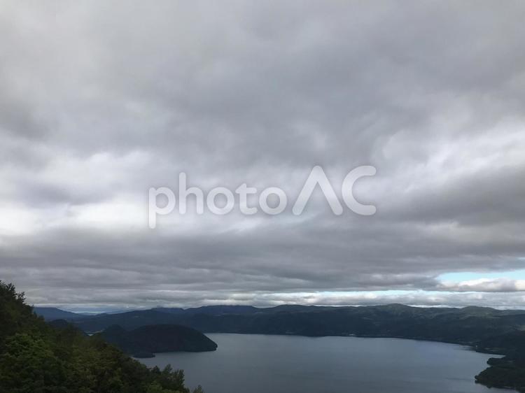 木々の中の湖 湖,火口,火山の写真素材