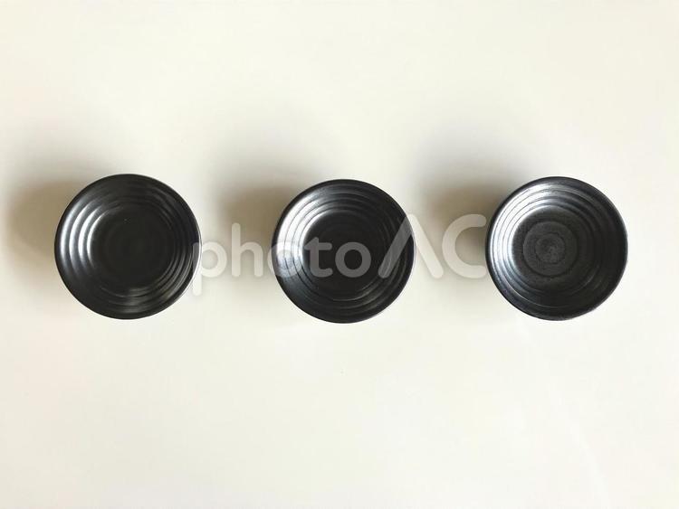黒小皿３つ 小皿,黒,和の写真素材