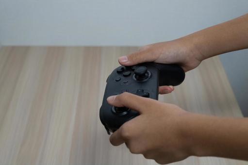 ゲームコントローラーを操作する手元 ゲーム,コントローラー,手元の写真素材