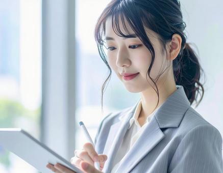 電子契約に署名する様子 電子契約に署名する様子の写真