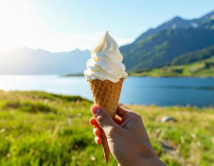 湖で食べるソフトクリーム 湖で食べるソフトクリームの写真