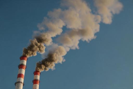 環境問題を示す煙突の写真