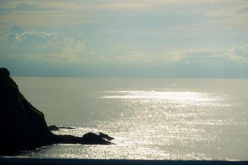 輝く水面と陸地のシルエット 輝く水面と陸地のシルエット 海,海岸,水面の写真素材