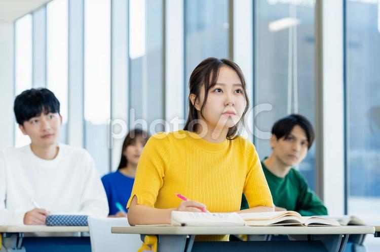授業を受ける大学生 - No: 32380048｜写真素材なら「写真AC」無料（フリー）ダウンロードOK