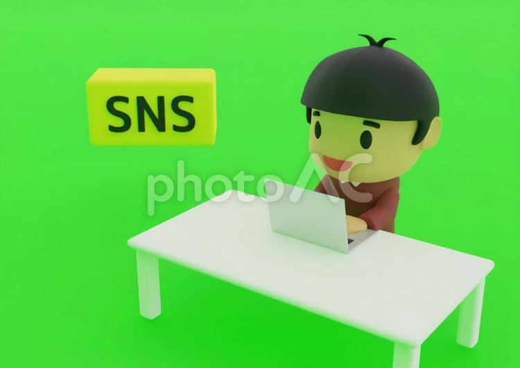 机のノートパソコンでSNSをする男性 sns,ネット,メッセージの写真素材