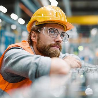 工業現場で働く男性のクローズアップの写真