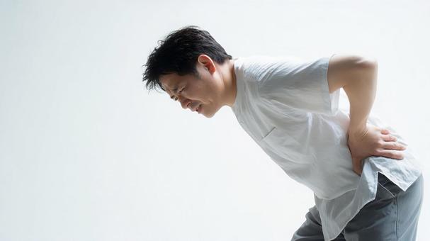 腰痛に悩む男性 腰痛に悩む男性の写真