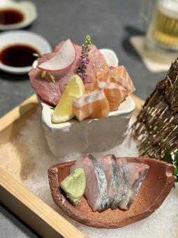 三種盛りの新鮮刺身盛り合わせ 三種盛りの新鮮刺身盛り合わせ 刺身,刺身盛り,盛り合わせの写真素材