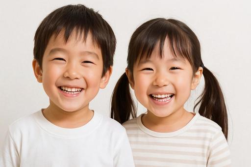 元気に笑う男の子と女の子・笑顔の子供たちの写真