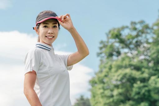 ゴルフ場でゴルフをするゴルファーの女性 ゴルフ場でゴルフをするゴルファーの女性 ゴルフ,ゴルファー,ゴルフ場の写真素材