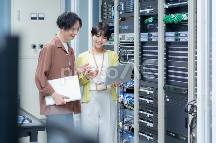 サーバーをメンテナンスするエンジニア エンジニア,サーバールーム,メンテナンスの写真素材