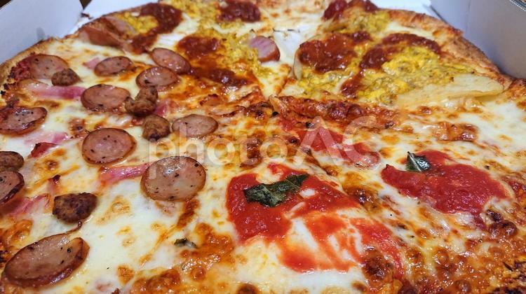 1枚でいろんな味のピザ 宅配ピザ,ピザ,ピッツァの写真素材