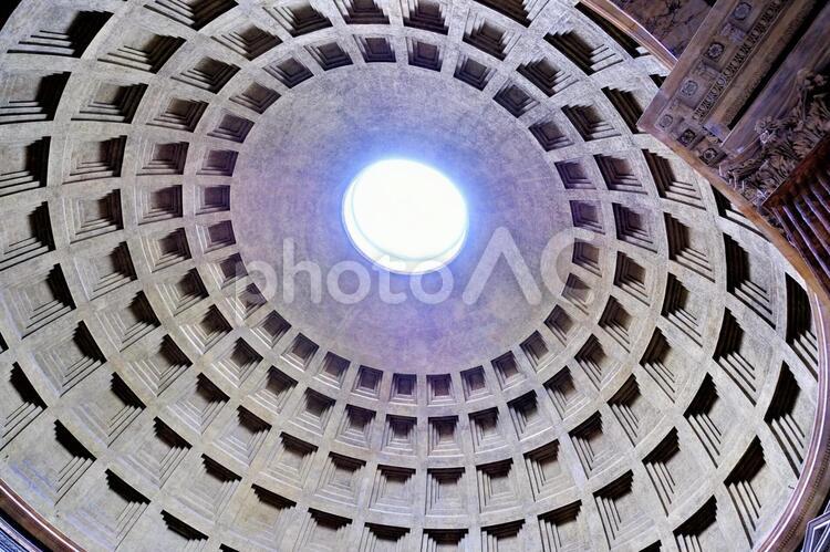 パンテオン神殿のドーム型天井の空洞１ パンテオン神殿,イタリアンコンクリート,パンテオンの写真素材