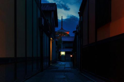夕暮れの京都、五重塔が奥に見える石畳路地 京都,東山,路地の写真素材