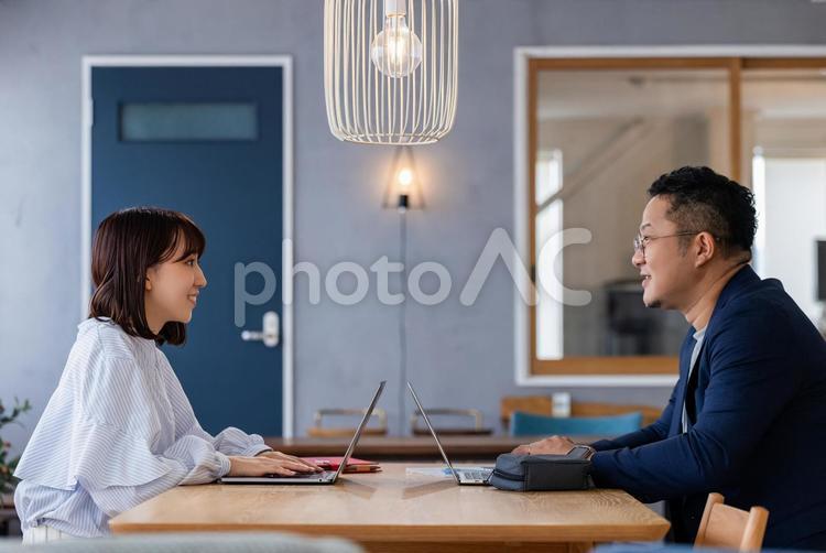 ミーティングをする男女のビジネスマン 男性,女性,ビジネスの写真素材