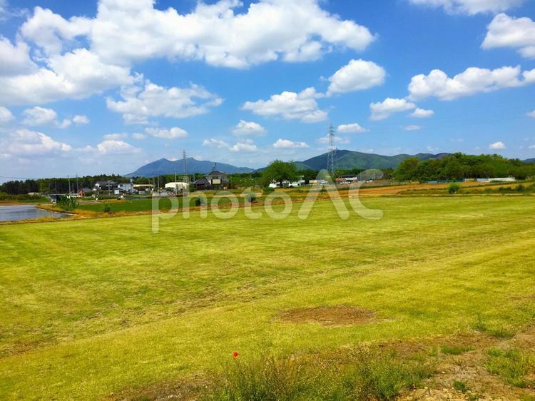 つくばの草原から筑波山を望む 田舎道,草原,筑波山の写真素材