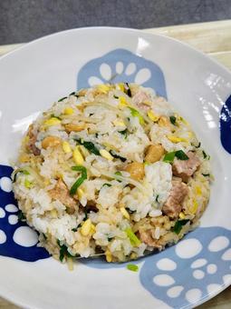 豚肉と大豆ともやしの炊き込みご飯_横から 豚肉と大豆ともやしの炊き込みご飯_横から 炊き込みご飯,もやし,豚肉の写真素材