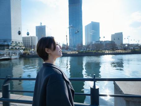 30:港のビジネスウーマン 30:港のビジネスウーマン ビジネスウーマン,キャリアウーマン,ビジネスパーソンの写真素材