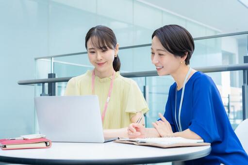 オフィスで仕事をするビジネスウーマン ビジネス,会議,ビジネスウーマンの写真素材