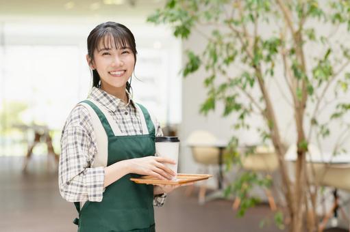 カフェで働く若い女性店員 カフェで働く若い女性店員 カフェ,若い,女性の写真素材