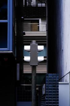 シルバーに光る信号機 シルバーに光る信号機の写真